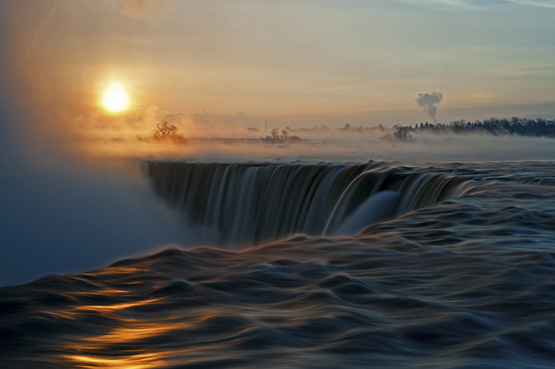 Sunrise at the brink of Niagara Falls