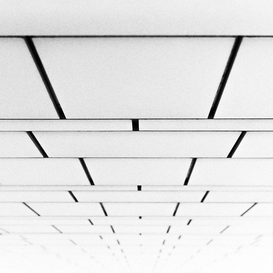Receding pattern of ceiling panels