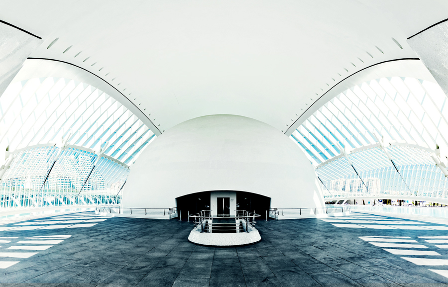 Symmetrical bright interior with a central structure