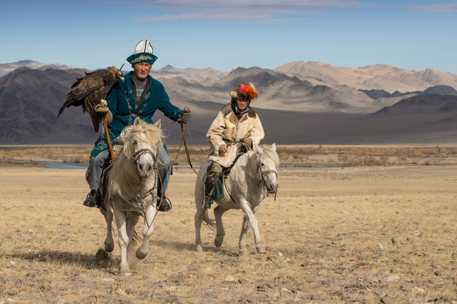 Riders and horses in the mountain landscape