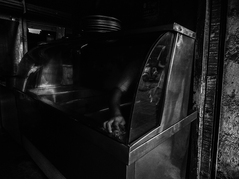 Roadside food cart in deep shadow, Delhi - Life by Devashish Gaur
