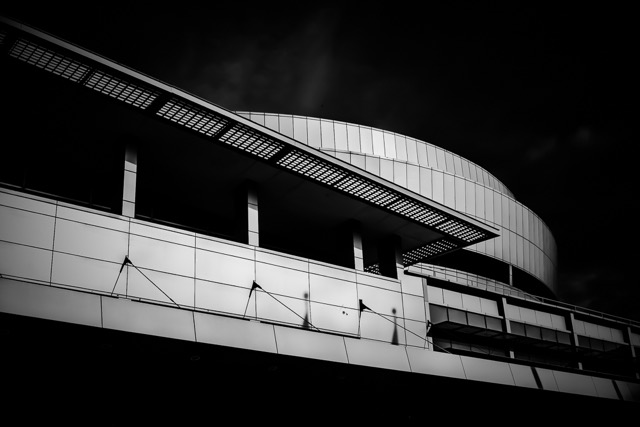 Curved museum roofline, black and white - Contemporary Architecture in Singapore by Ravi Jambunathan