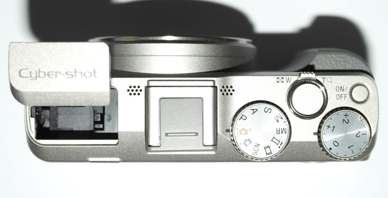 Hands adjusting a camera dial to take creative control and fix common manual mode mistakes during a photo shoot.