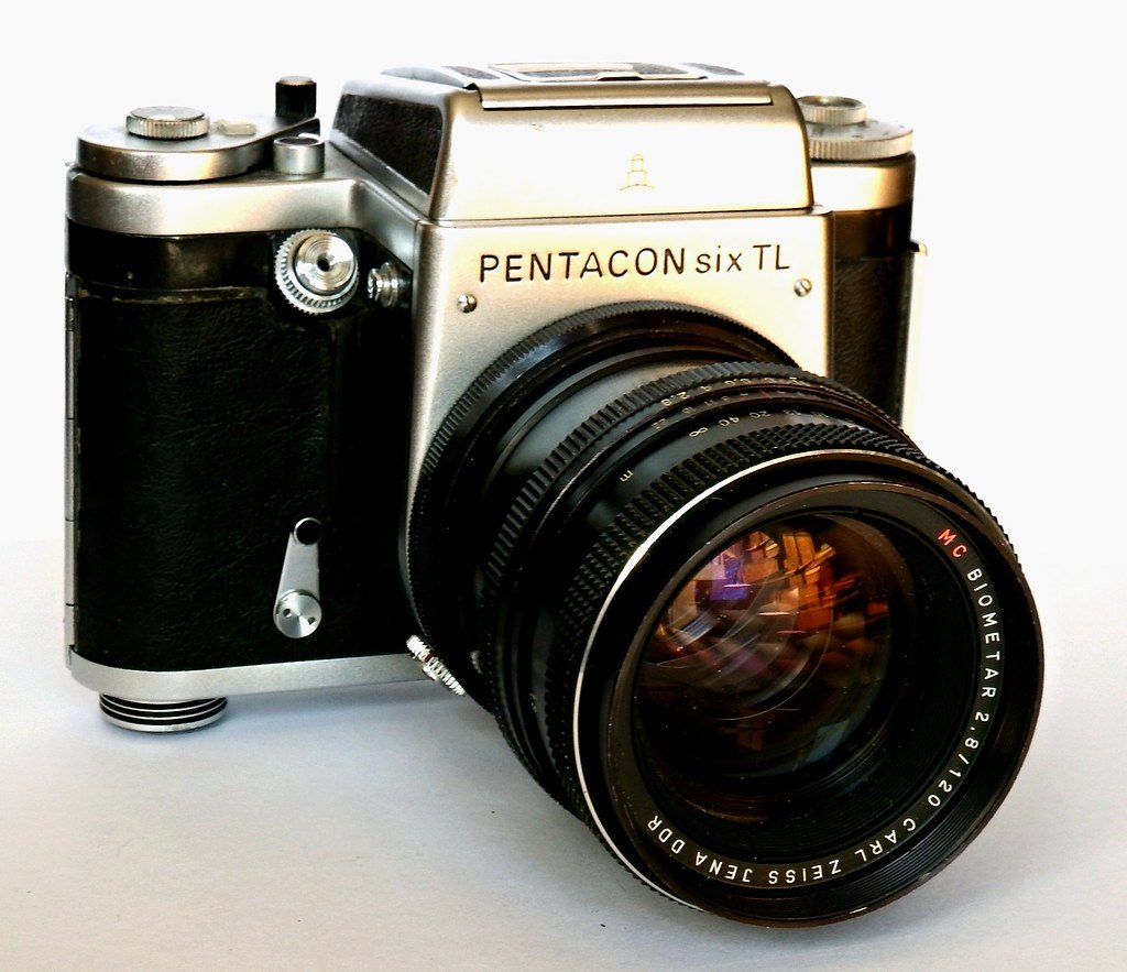 Essential camera gear and accessories recommended in beginner photography tutorials.