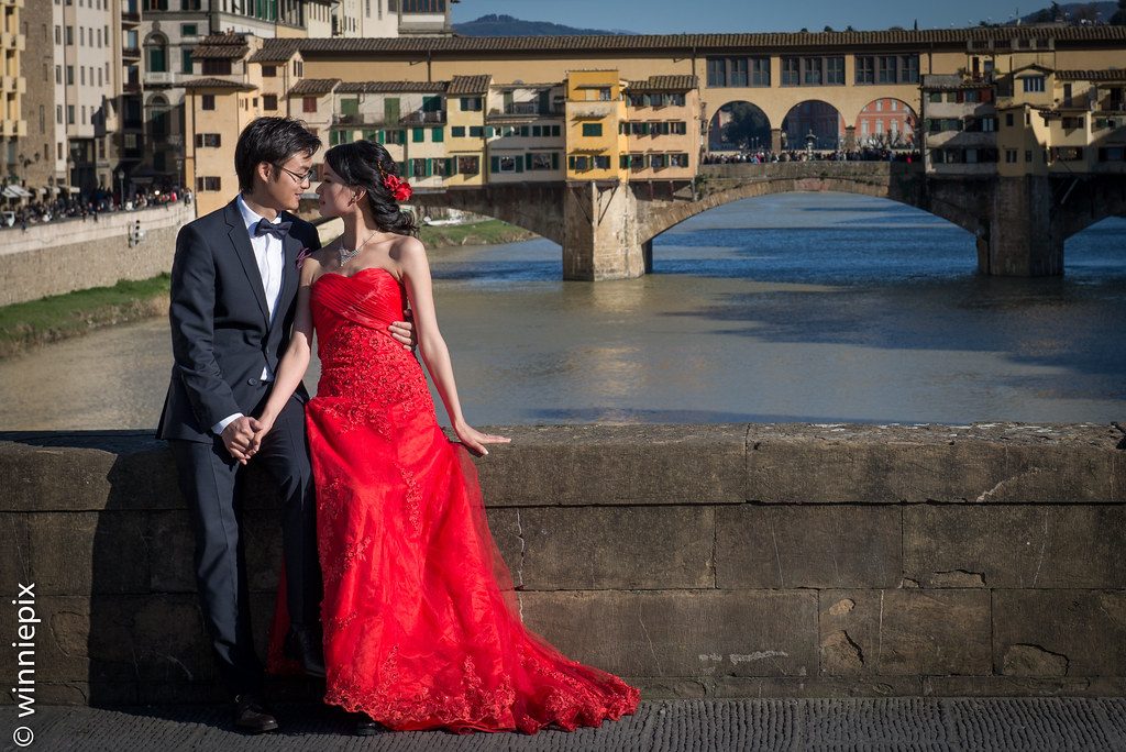 Behind-the-scenes video of a winter wedding night photo shoot