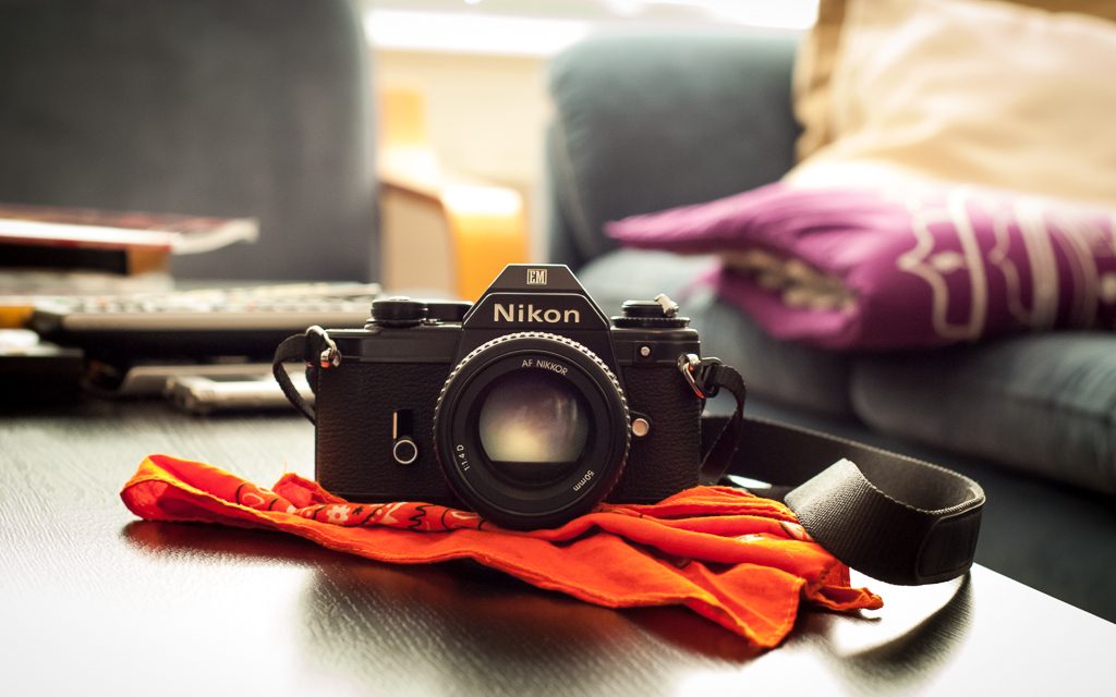 How to use manual mode camera settings to control aperture and depth of field in photography.