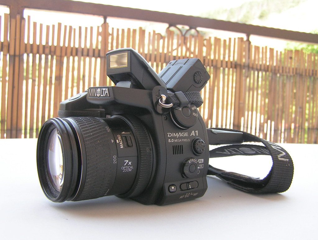 Visual guide to the exposure triangle settings for those learning photography for beginners.