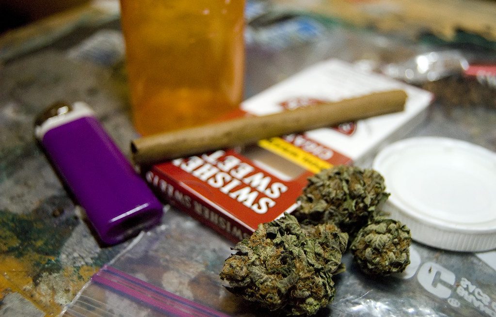 Balanced lighting in luxury living room achieved through real estate AI photo editing tutorials.