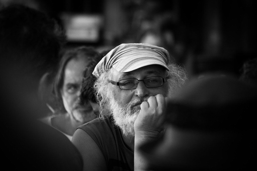 Close-up of a professional camera lens reflecting city bokeh, highlighting the latest photography trends for 2026.