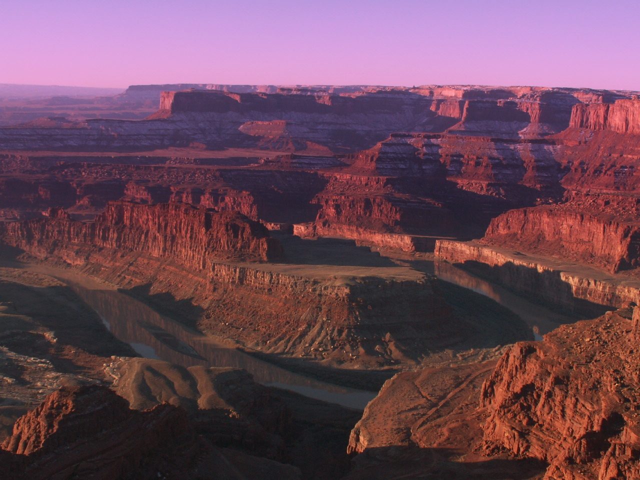 Sweeping overlook of Colorado River horseshoe bend from Dead Horse Point demonstrating a travel photography composition.
