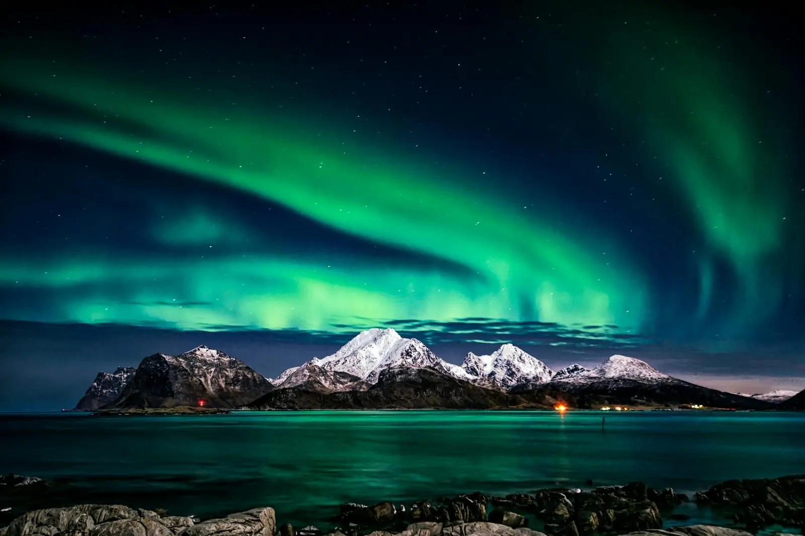 Northern lights aurora over night sky as photographic context for the National Parks Photography Guides: 50+ Parks Ma... g...