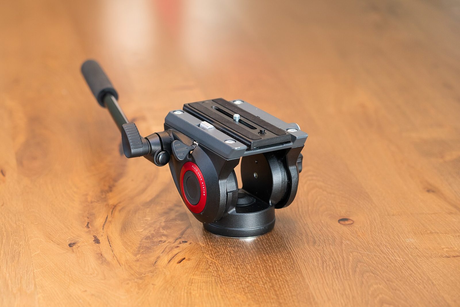Fluid video head close-up demonstrating ball-head and gimbal pairings for a heavy-duty tripod buyer guide tutorial.