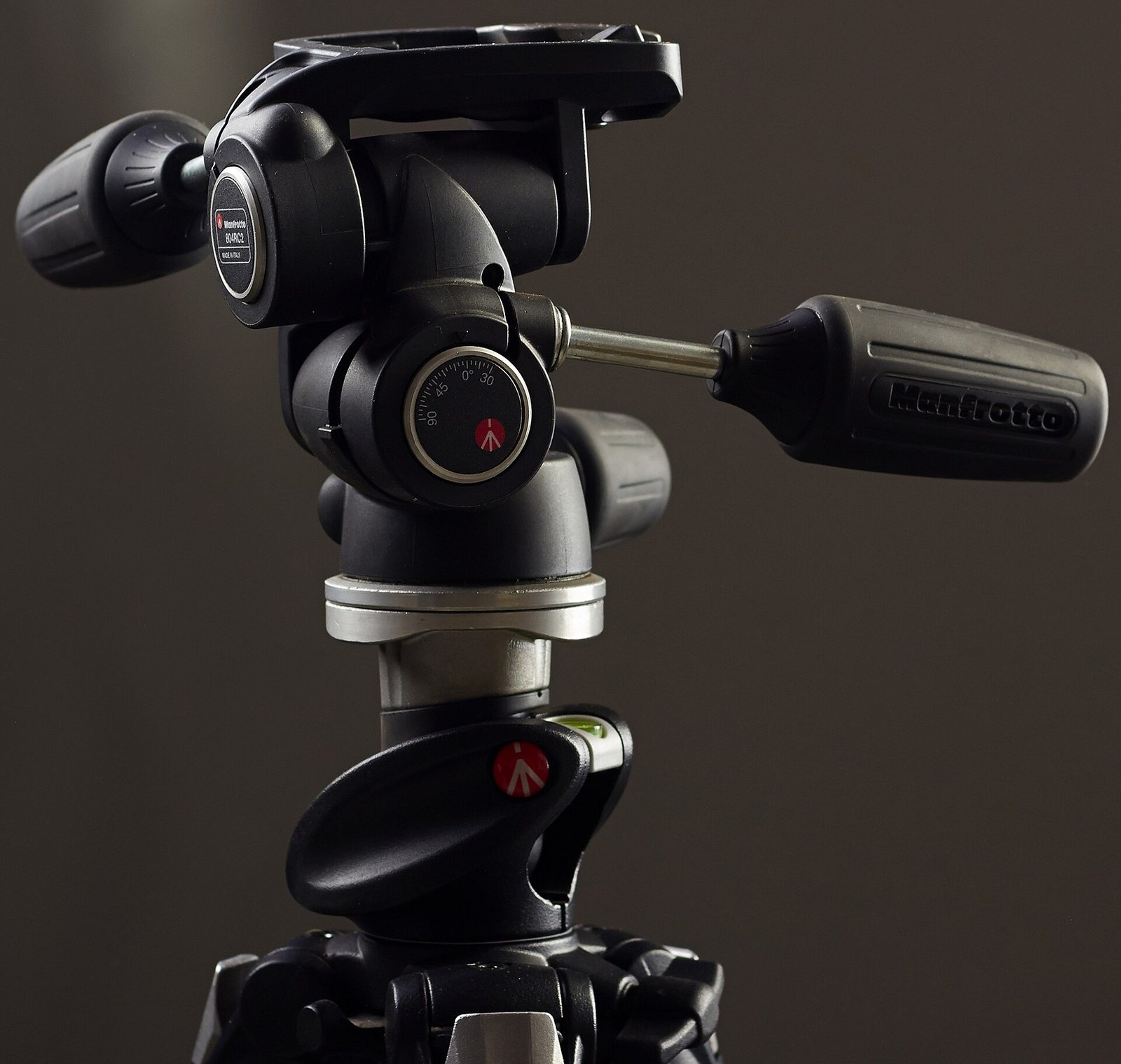 Studio tripod heads side-by-side demonstrating apex platform comparison for a heavy-duty tripod buyer guide tutorial.