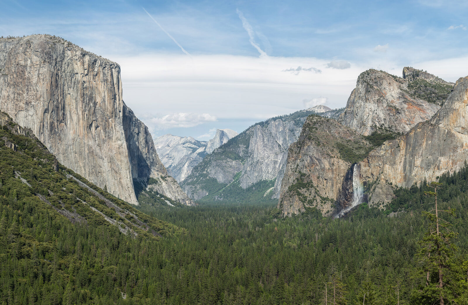 Tunnel View overlook with El Capitan, Half Dome, and Bridalveil Fall sharp from foreground meadow to distant peaks