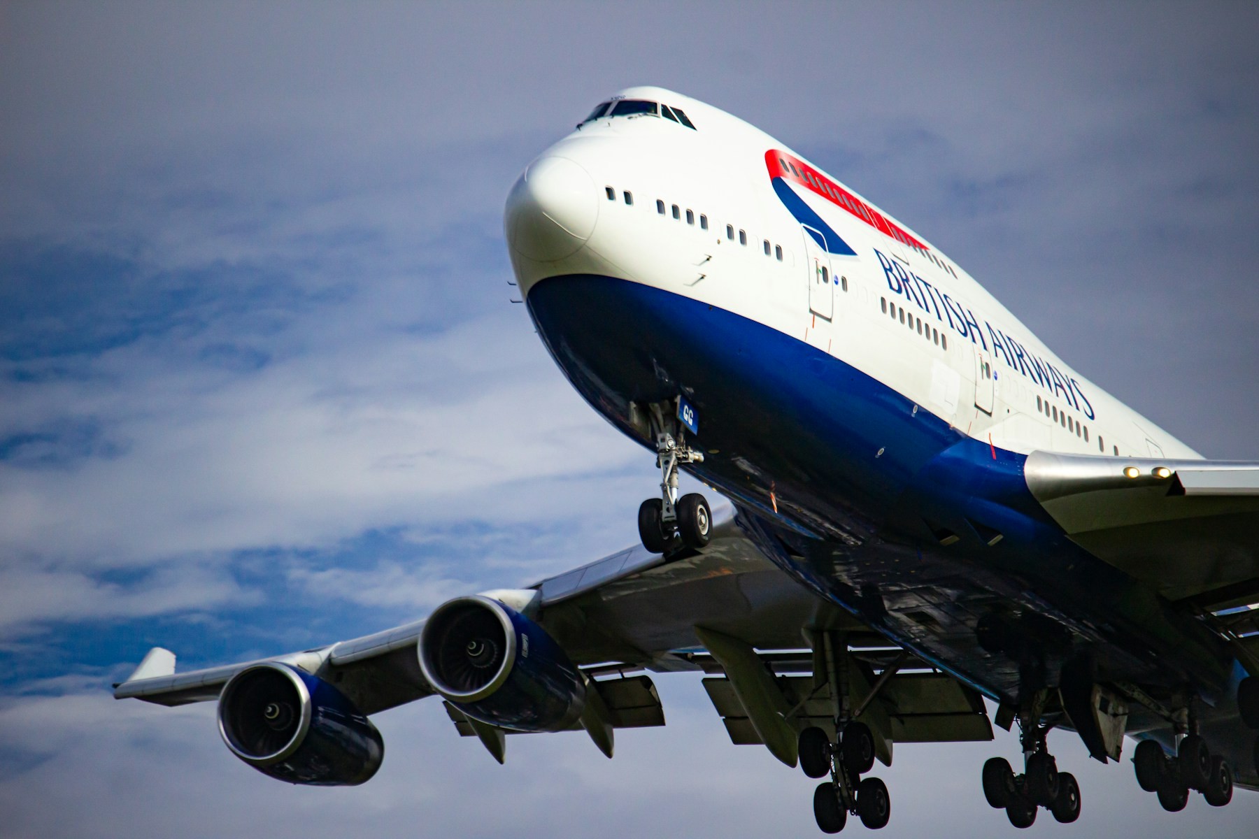 British Airways 747 on final approach to runway 27L