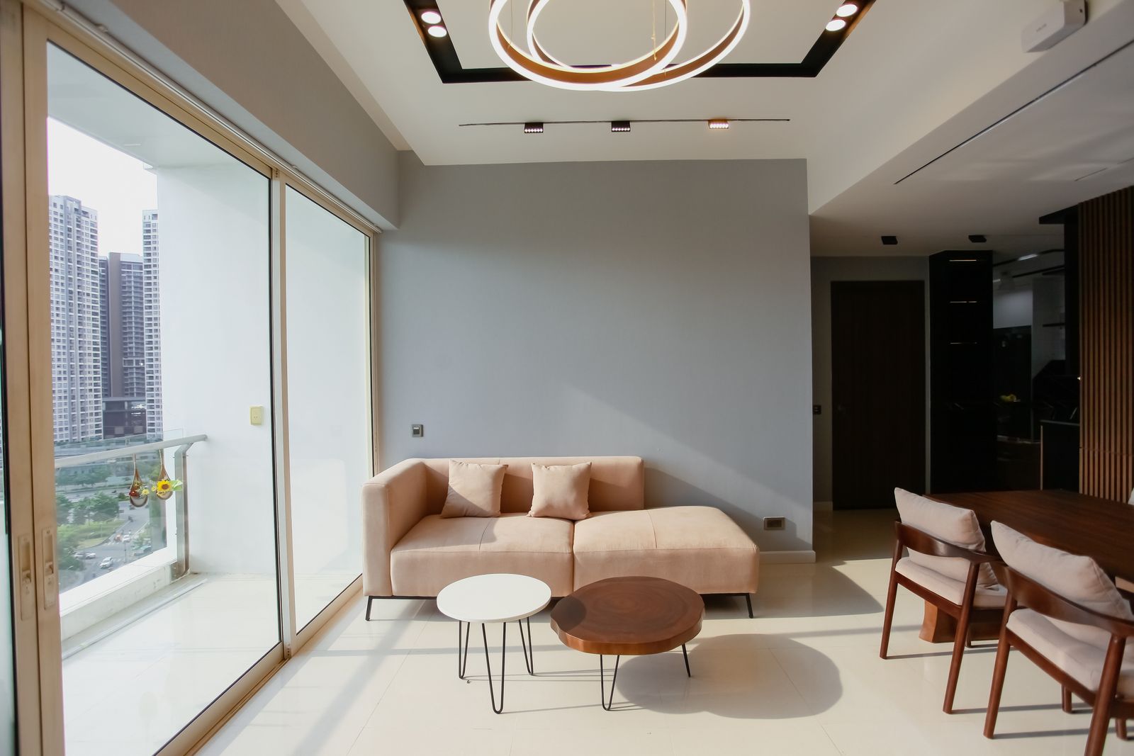Apartment interior with terrace doors and balanced window exposure