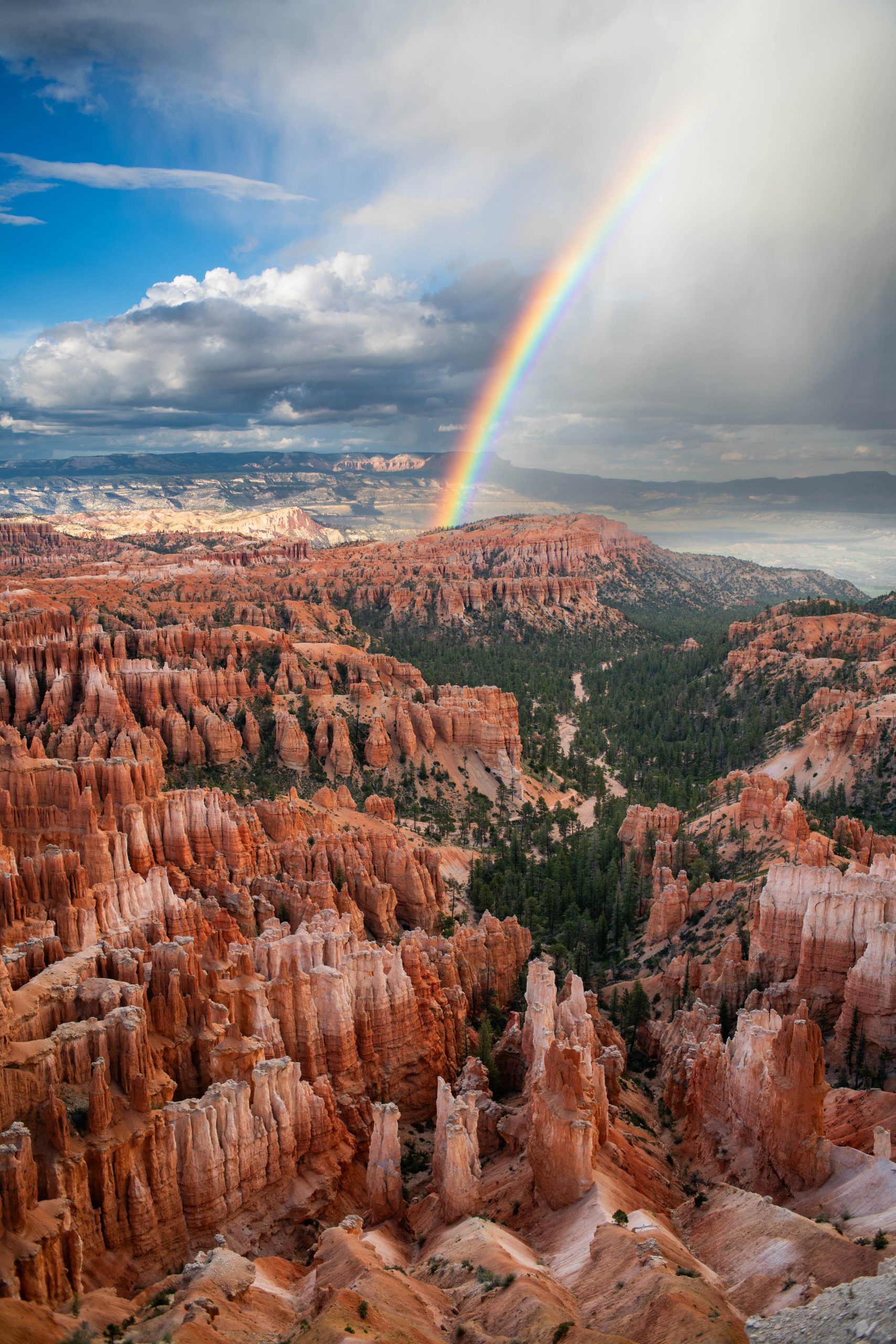 A full rainbow over Bryce Amphitheater from Inspiration Point