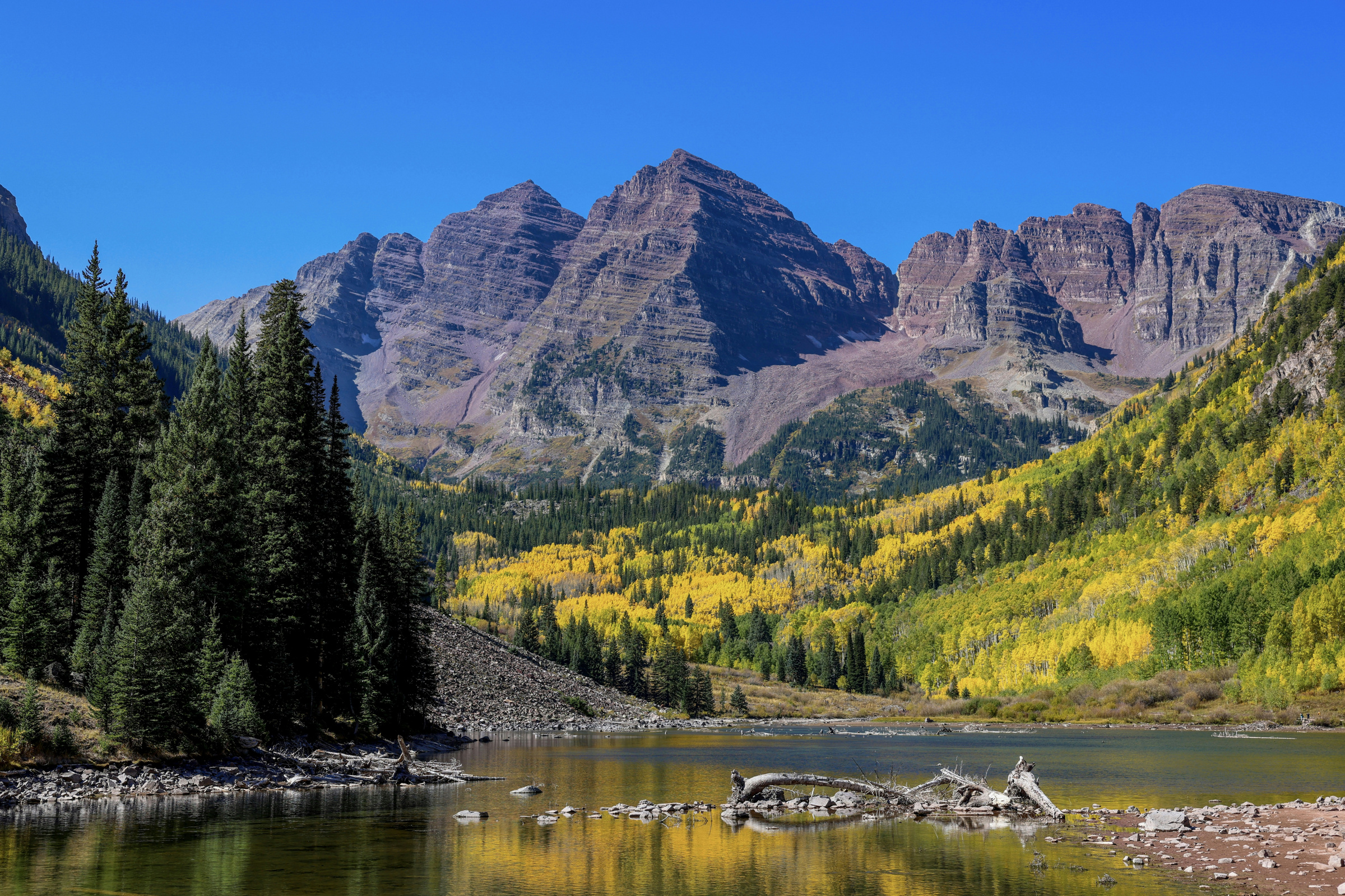 Maroon Bells and autumn trees in a tighter mountain-and-lake frame